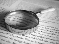 תמונת מסמך מצולם עם זכוכית מגדלת