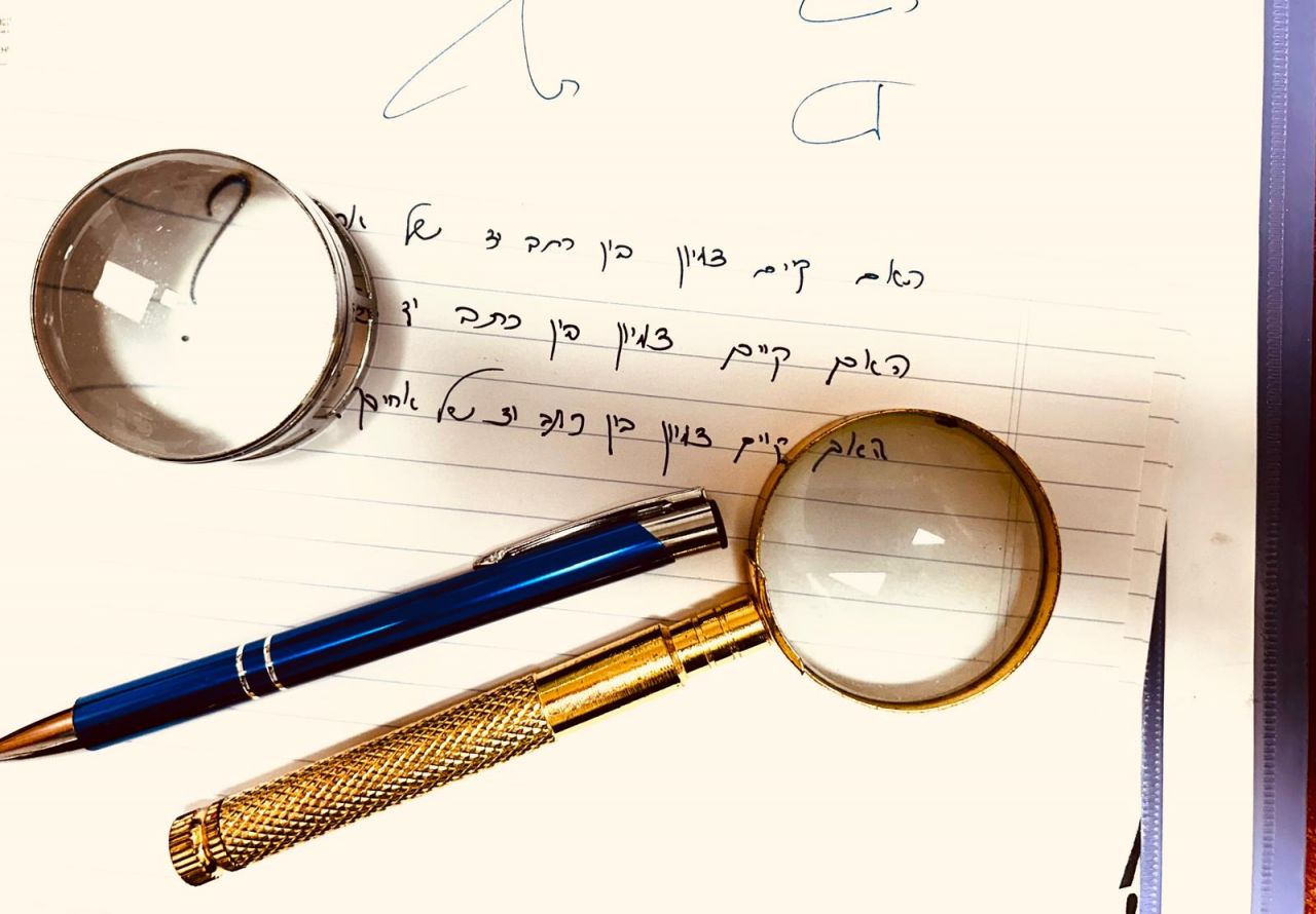 פטיש של בית משפט ויד כותבת